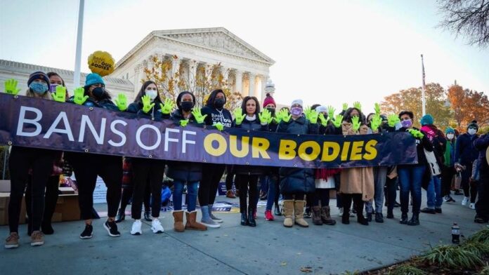 Grupos pro y contra aborto frente al Tribunal Supremo