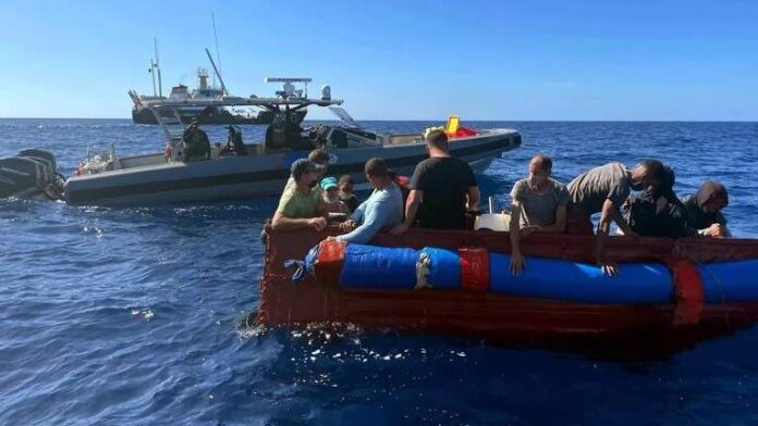 Guardia Costera de EE. UU. repatrían a 30 cubanos interceptados