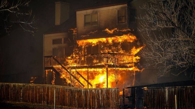 Incendio forestal en Colorado consume cerca de 600 casas