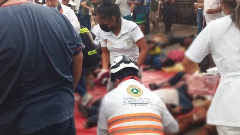 Mueren 49 migrantes en accidente de camión en México