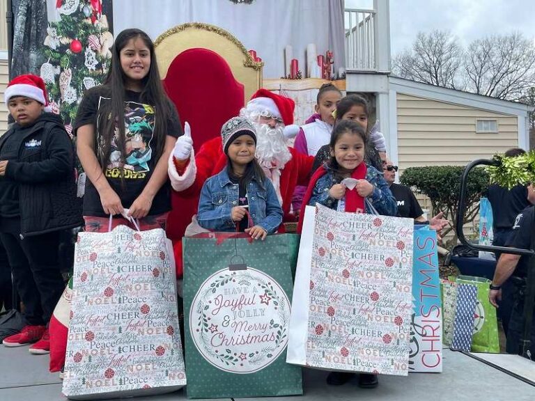 Niños reciben juguetes por Navidad  