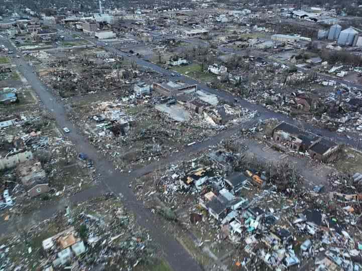 Ola de tornados en varios estados deja decenas de muertos