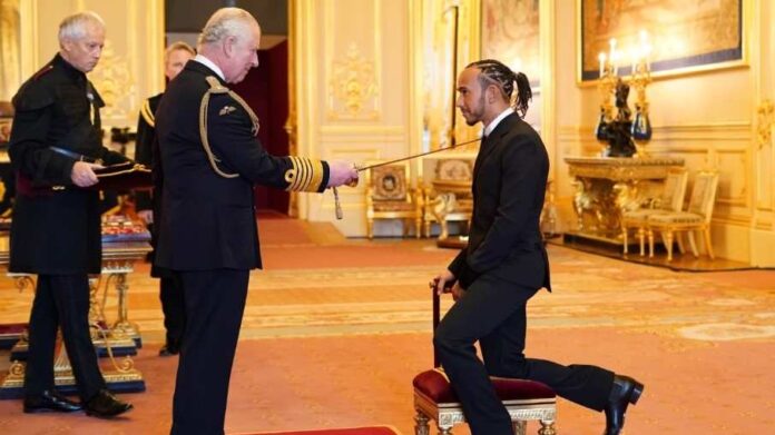 Piloto de F1 Lewis Hamilton recibe el título de caballero