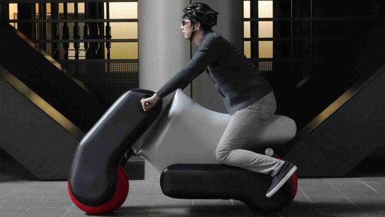 Poimo la revolucionaria moto eléctrica e inflable
