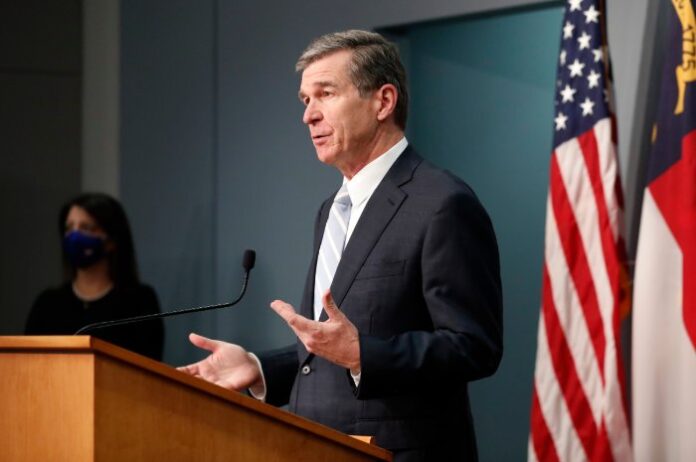 Roy Cooper liderará a gobernadores demócratas