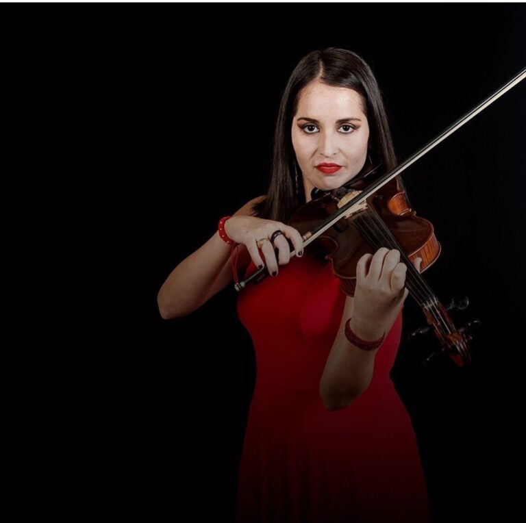 Violinista profesional se aferró a su pasión tras emigrar