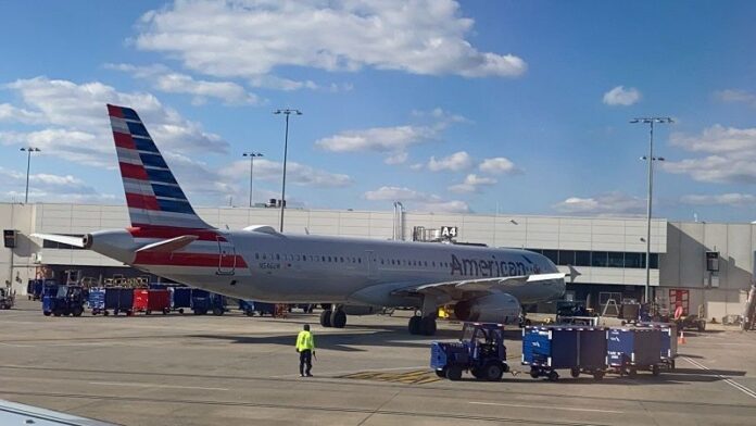 Avión regresó a aeropuerto tras incidente por uso de mascarilla