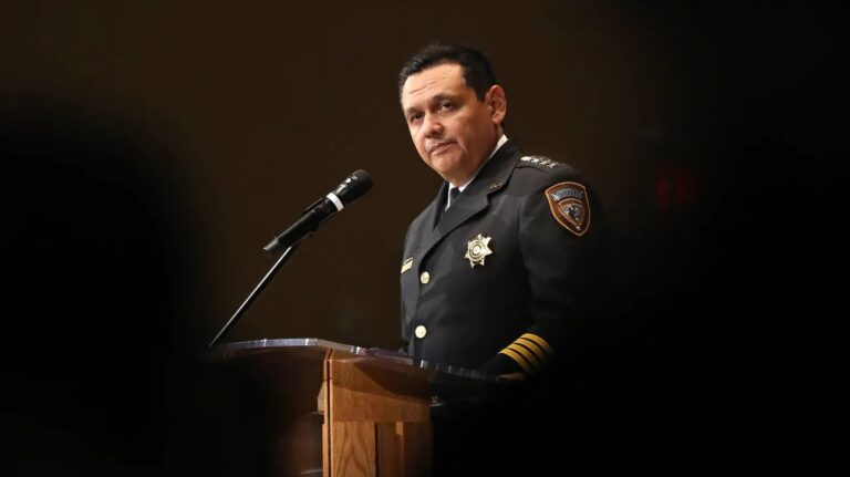 Biden postuló de nuevo a Ed González como director de ICE