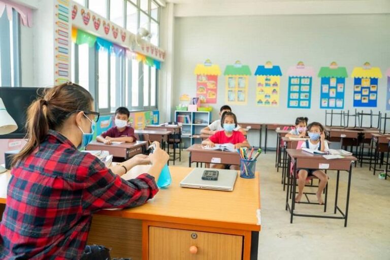Empleados estatales podrán ayudar a escuelas como maestros suplentes