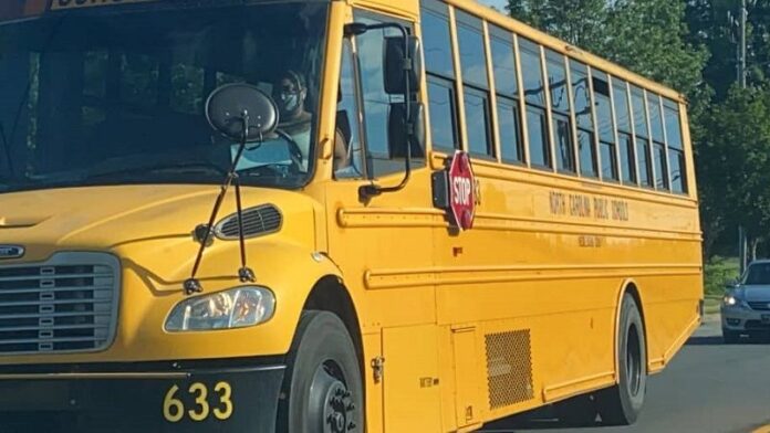 Estudiante trasladado a hospital tras vuelco de autobús escolar