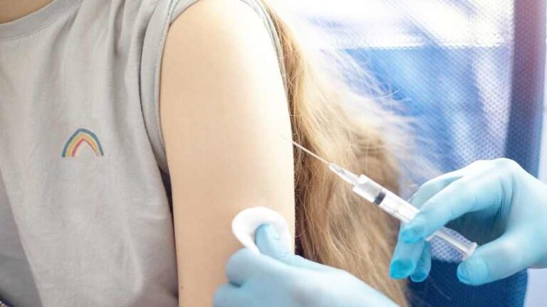 FDA aprueba refuerzo en adolescentes de 12 a 15 años