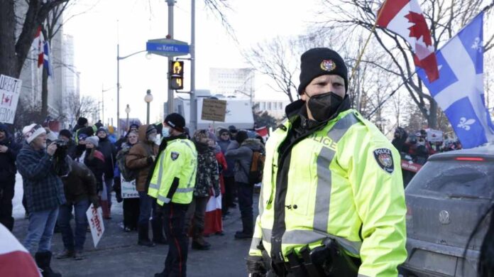 Grupos antivacuna protestan en Ottawa