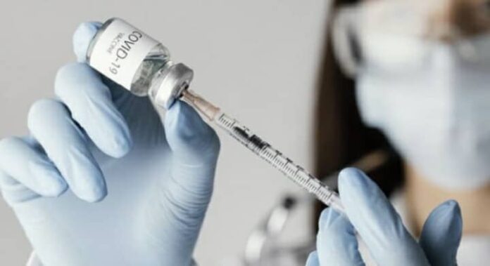 Largas colas en sitios de test y vacunas COVID-19 en escuelas
