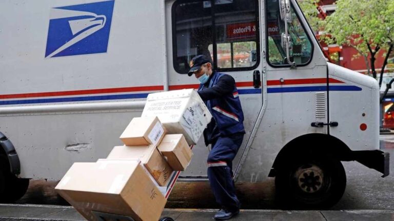The White House y USPS entregarán millones kits de prueba de covid-19