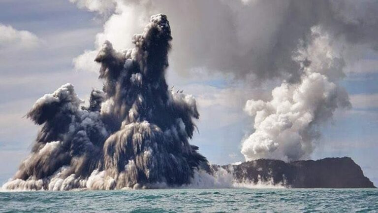 Violento volcán acompañado con alerta de tsunami