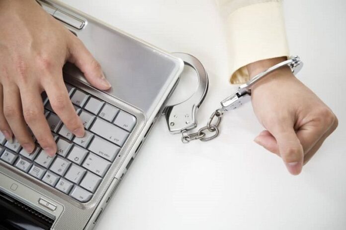 Arrestado maestro de CMS por pornografía infantil
