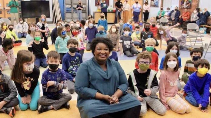 Demócrata Stacey Abrams en el ojo del huracán mediático