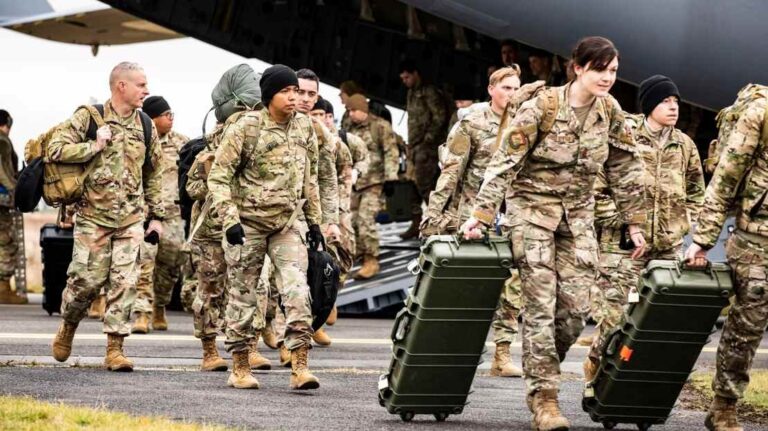 Miles de soldados de Estados Unidos llegan al aeropuerto de Rzeszów