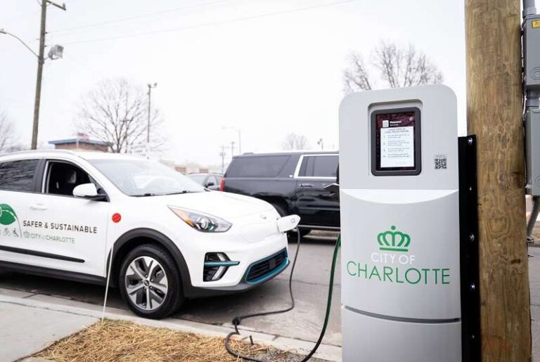 PoleVolt ofrece carga gratuita de vehículos eléctricos