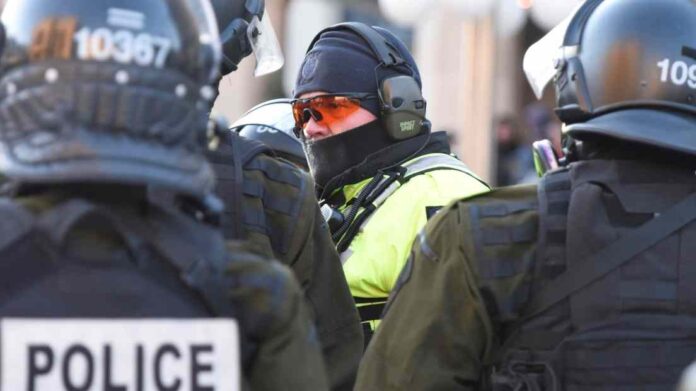 Policía de Ottawa cuestionada por controlar protestas antivacunas