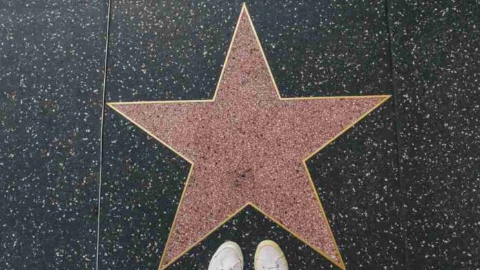 Actor que suma una estrella en el Paseo de la Fama de Hollywood