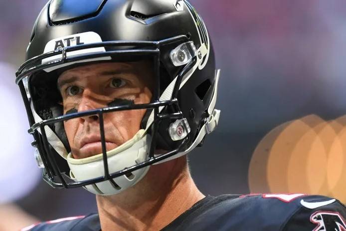 El pasador Matt Ryan deja atrás a los Atlanta Falcons