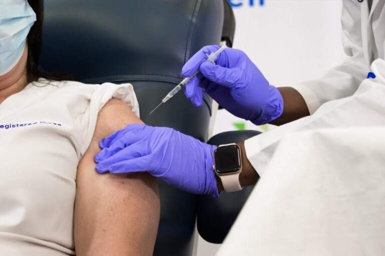 FDA autoriza segunda dosis de refuerzo contra el covid-19