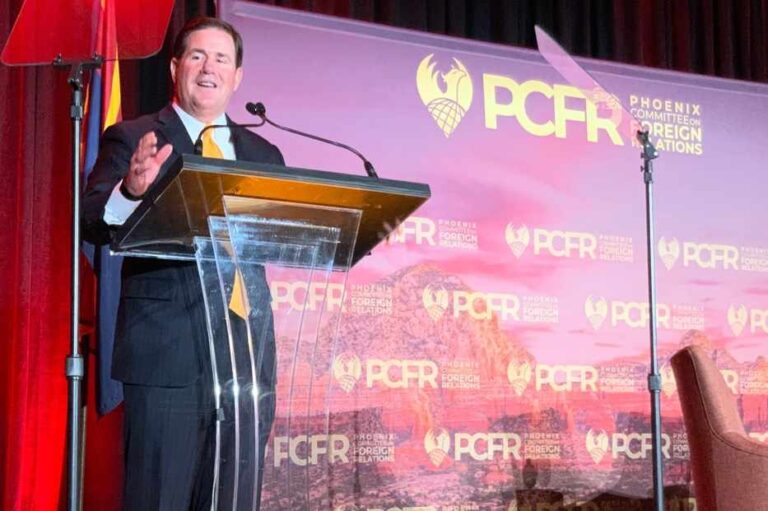 Gobernador de Arizona firma ley de prohibición al aborto