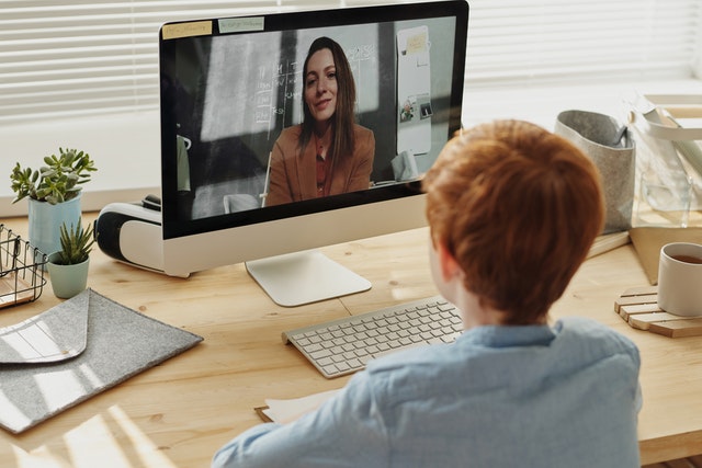 Informe Estudiantes en clases virtuales progresaron menos