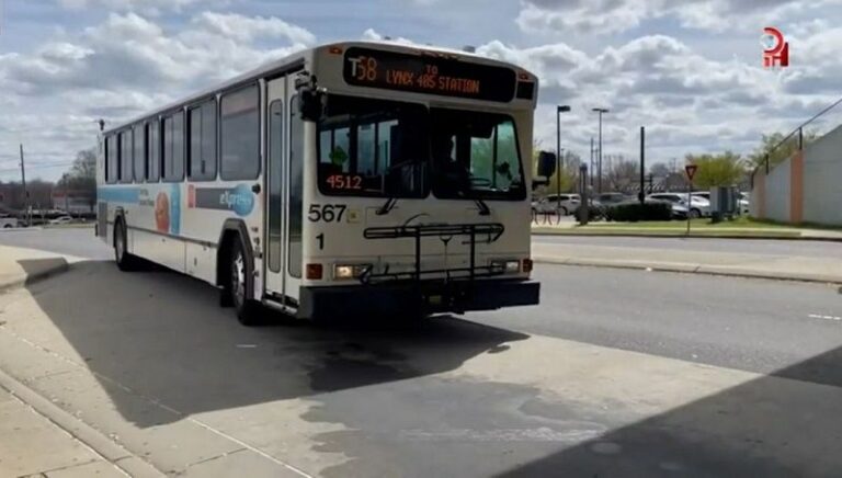 Latinos aprovechan el transporte público