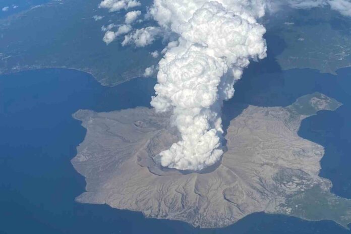 Volcán Taal entró en erupción en Filipinas