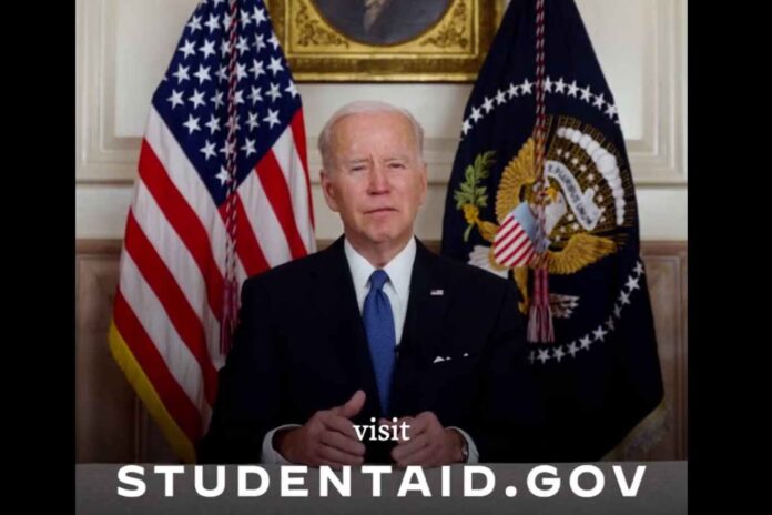 Biden anuncia extensión de pausa de pago de préstamos estudiantiles