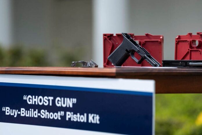 Biden regula las armas caseras para eliminar las ghost guns