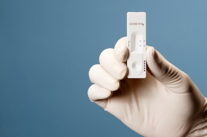 FDA aprueba test de soplado para covid-19