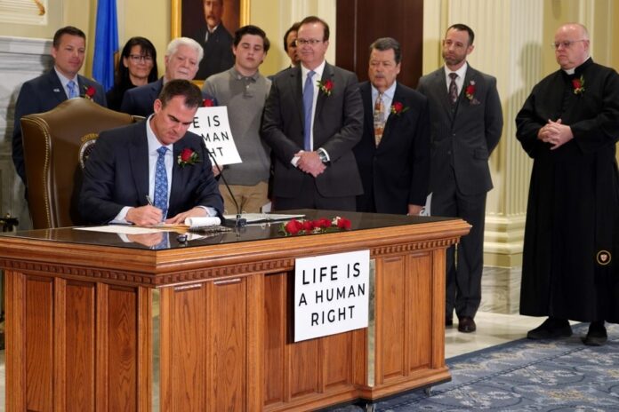 Gobernador de Oklahoma firma ley de prohibición de aborto
