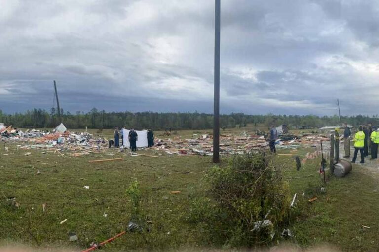 Paso de tornado deja 2 muertos y 2 heridos