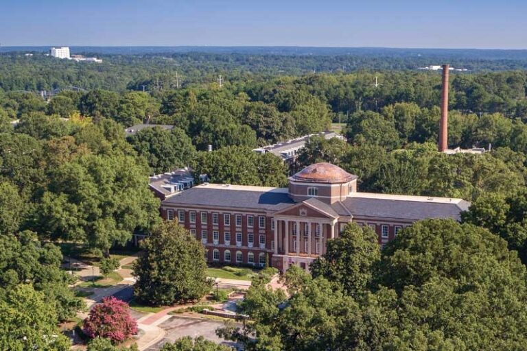 Universidad elimina nombre de supremacista blanco