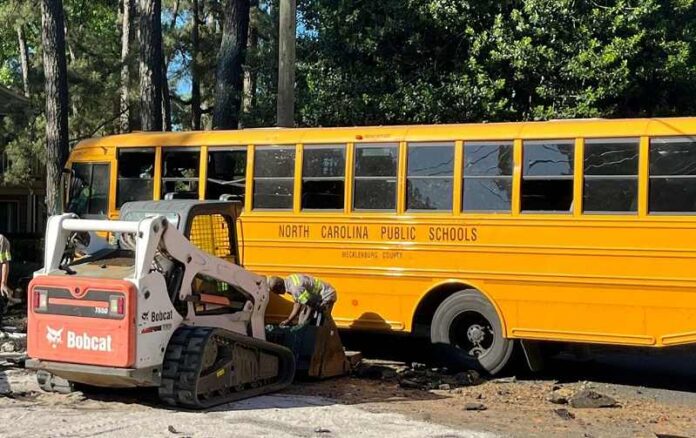 Autobús escolar lleno de estudiantes sufre accidente