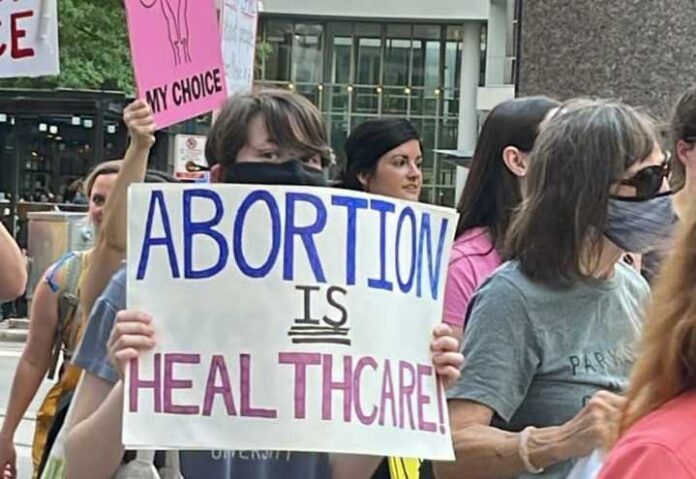 Charlotte protesta por el aborto
