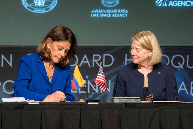 Colombia firma los Acuerdos Artemis