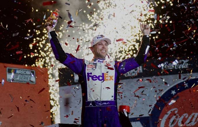 Denny Hamlin triunfa en histórica Coca-Cola 600