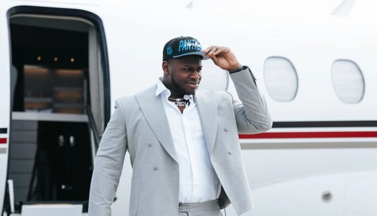 Ikem Ekwonu firma contrato millonario con Panthers