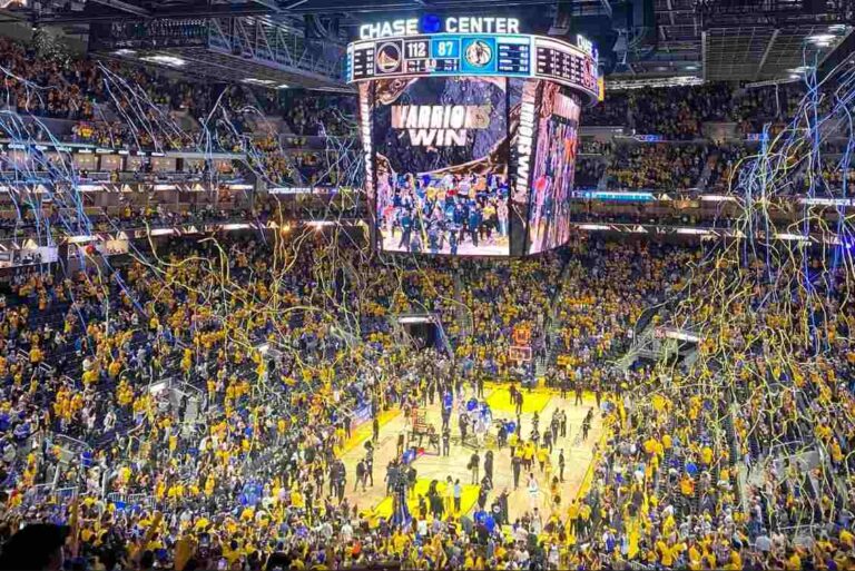 Los Warriors de Curry siguen invictos en el Chase Center