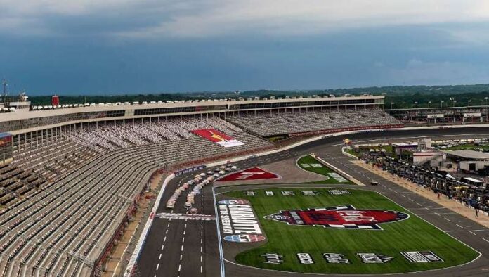 Los motores rugen en Charlotte con la Coca-Cola 600