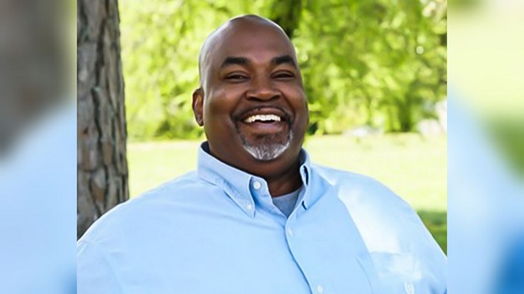 Mark Robinson entre oradores de foro de la NRA