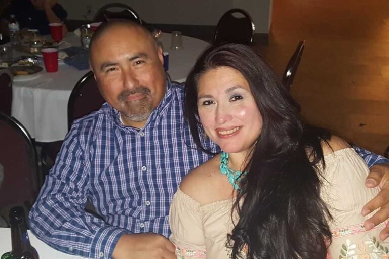 Muere esposo de maestra víctima de matanza de Uvalde
