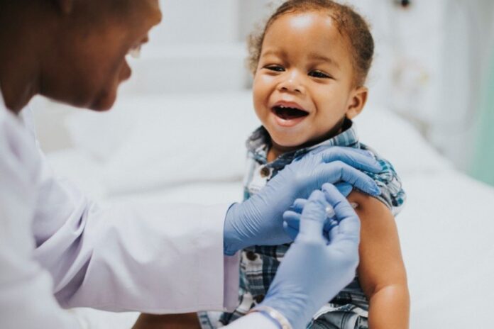 Pfizer solicita tercera vacuna en niños menores de cinco años