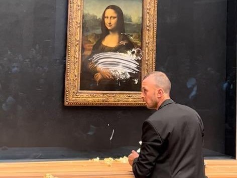 Sujeto ataca a la Mona Lisa en el Museo de Louvre