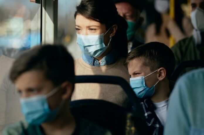 ¿Regresará el uso obligatorio de mascarilla en transporte público