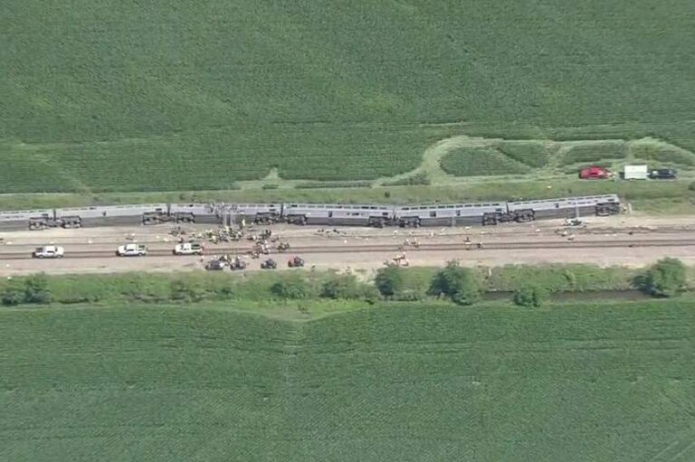 Choque mortal entre tren de Amtrak y camión volquete